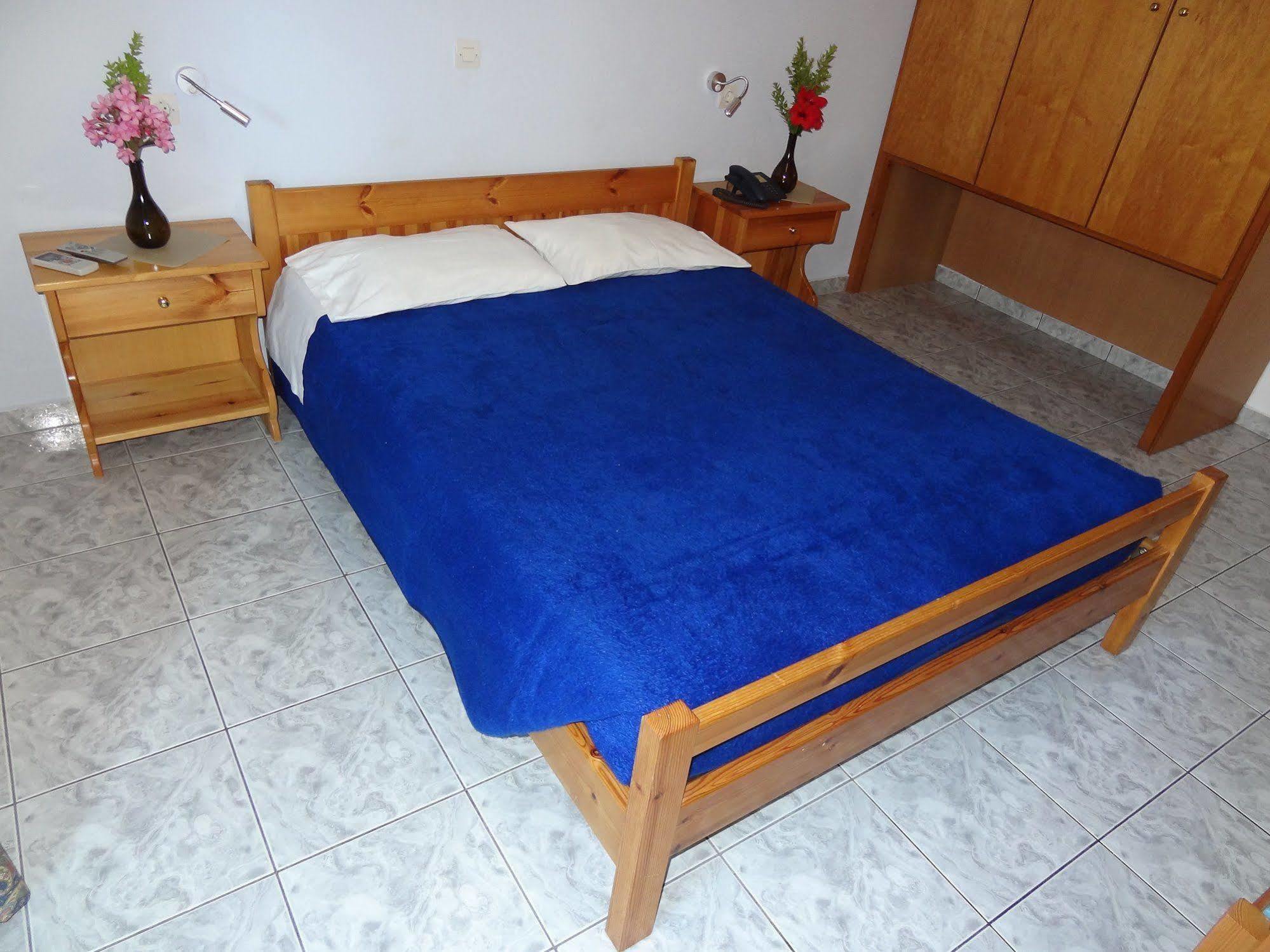 Michalis &